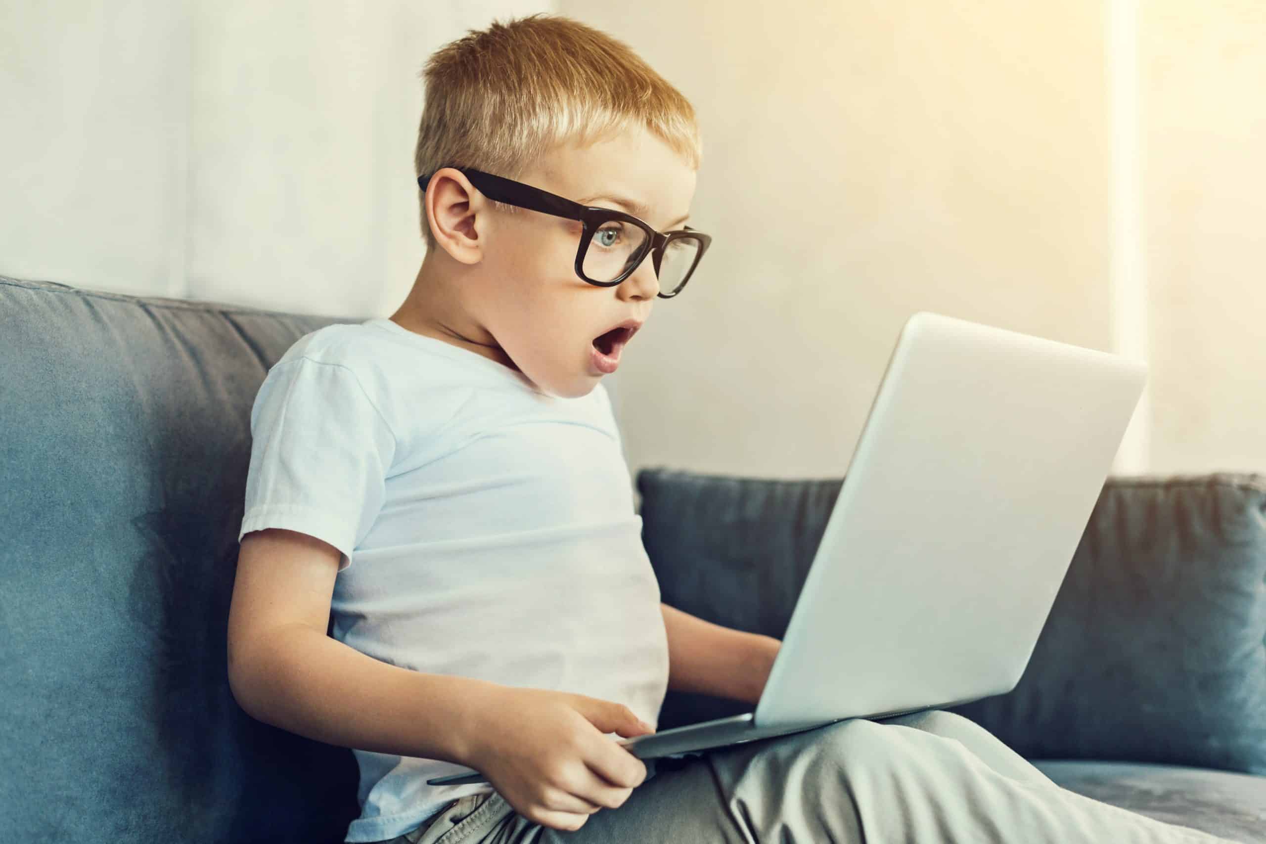 Chockad person framför laptop med en oväntad molnfaktura